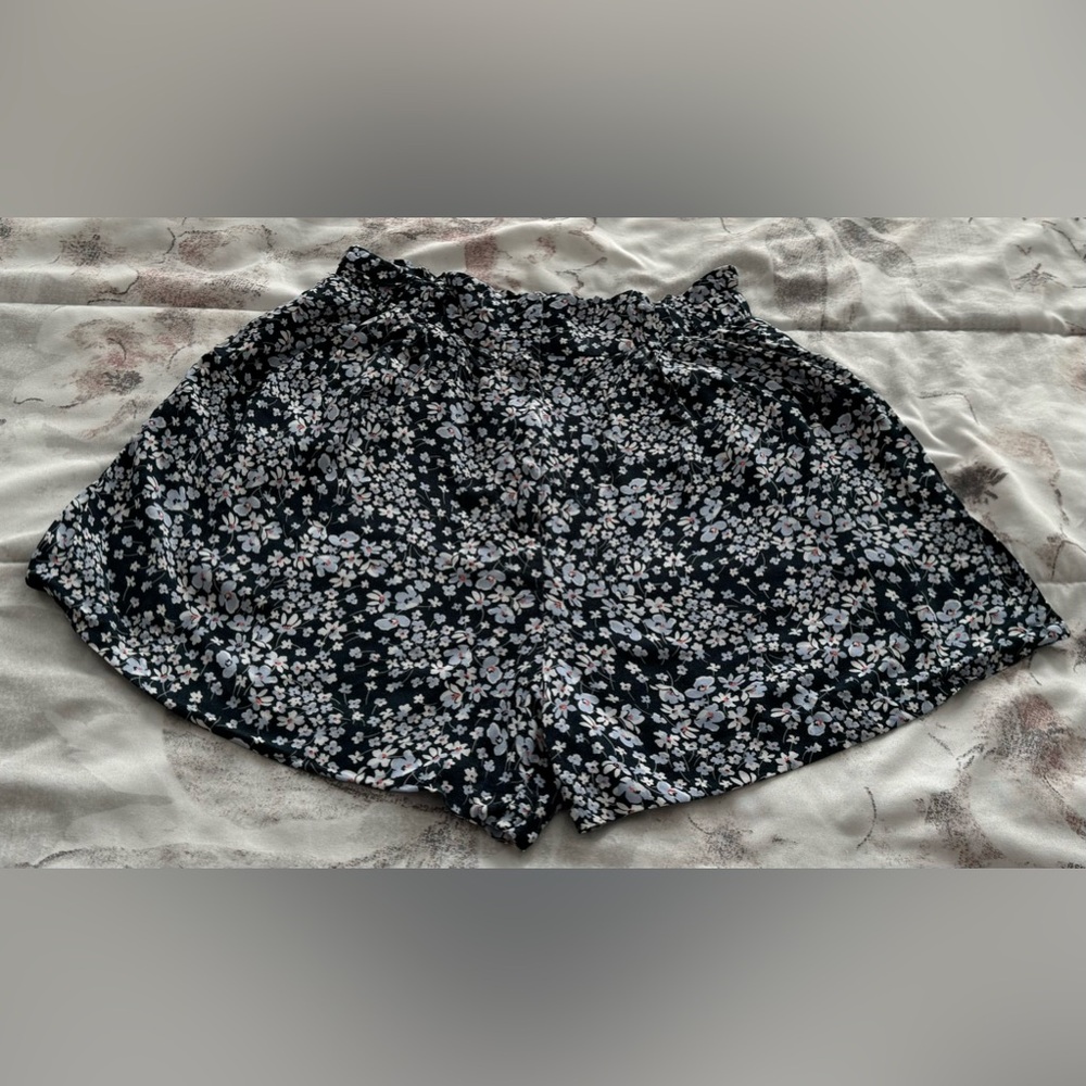 H&M black ditsy floral high rise shorts with pockets, size 6 bohemian summer